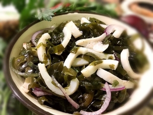 Морская капуста с кальмаром ожидаем